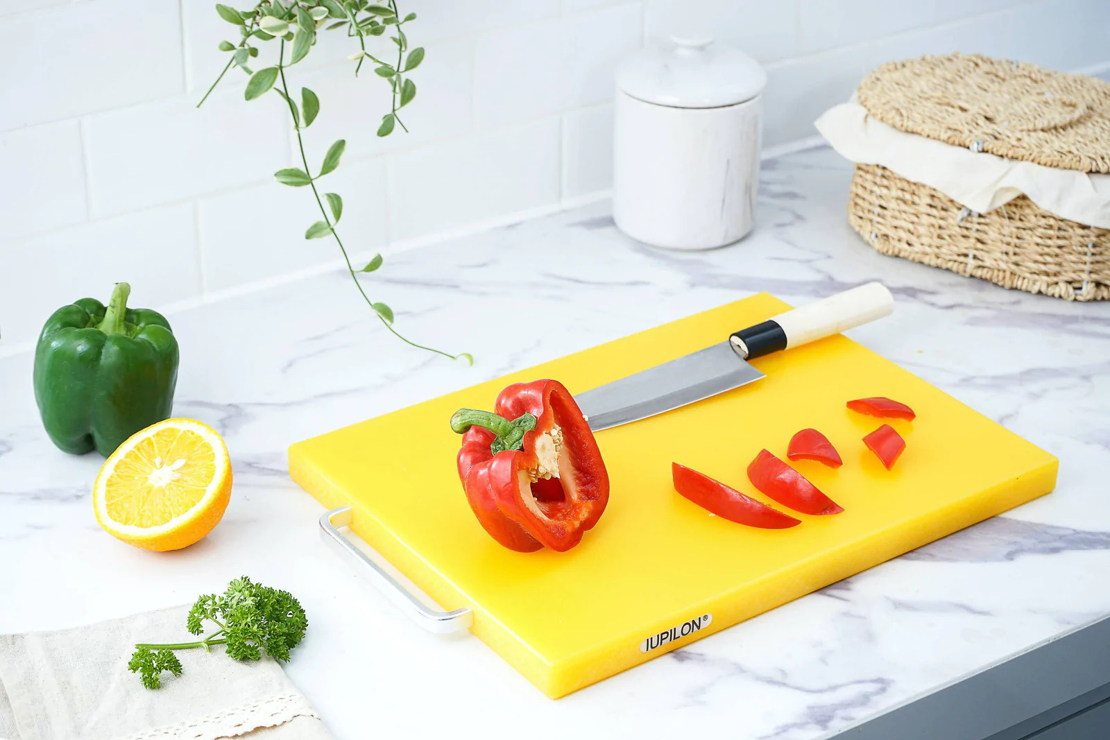 planche à découper en plastique cuisine couteau poivron légumes fruits table