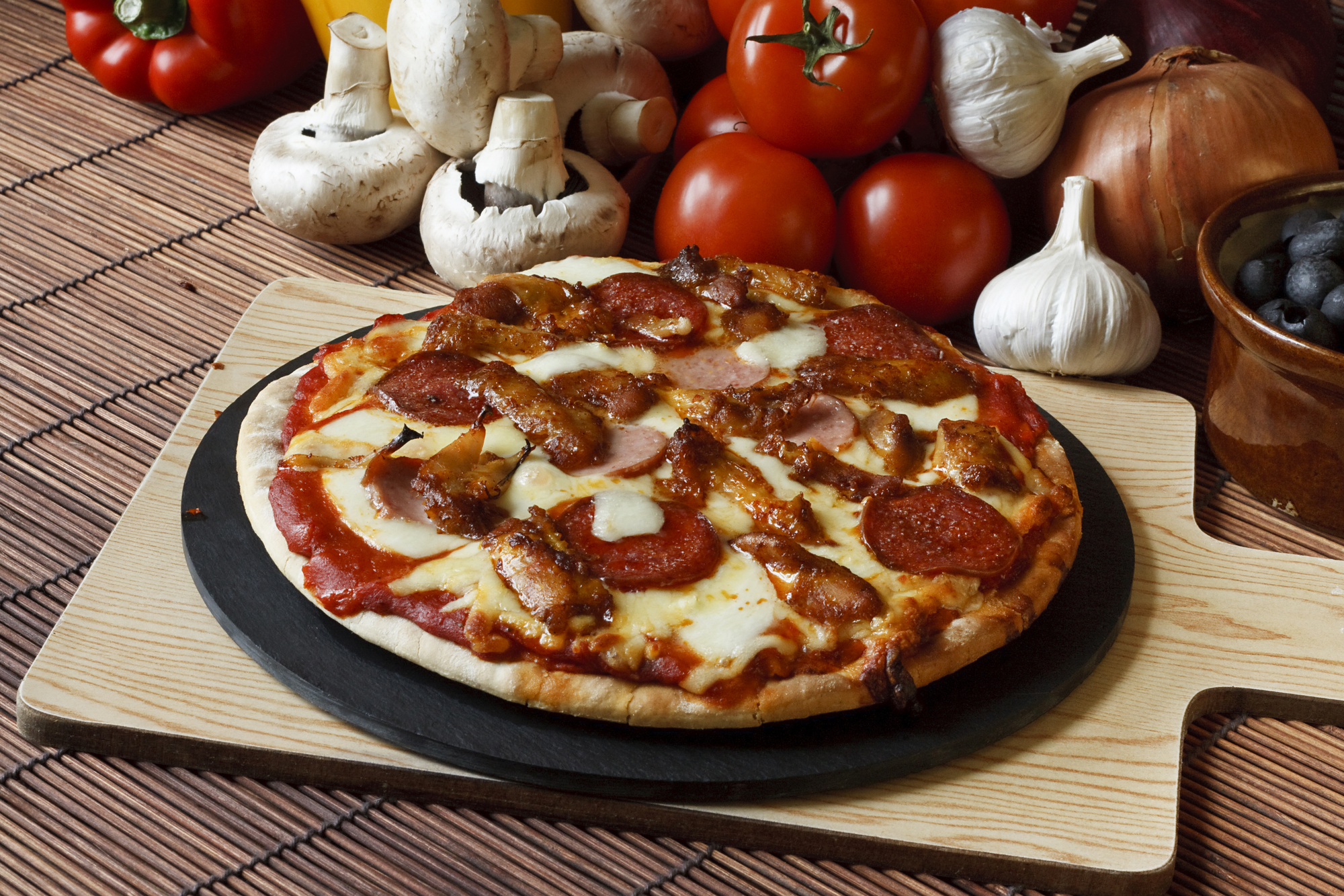 pierre à pizza tomate champignon ail cuisine plat plateau